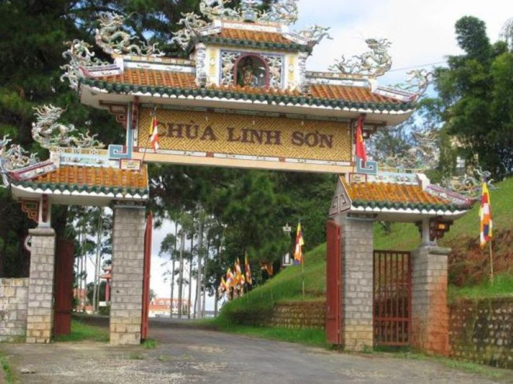 Thuê xe đi 12 cảnh chùa ở Bình Dương